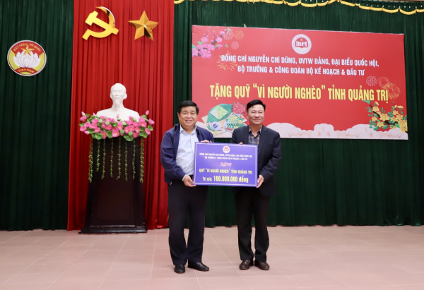 Bộ Kế hoạch và Đầu tư tặng quà Tết cho gia đình chính sách, hộ nghèo tại Quảng Trị -0