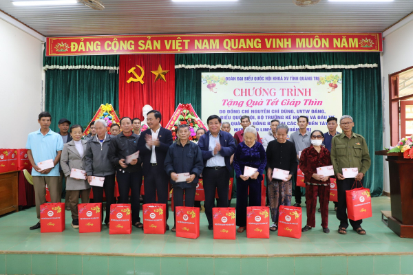 Bộ Kế hoạch và Đầu tư tặng quà Tết cho gia đình chính sách, hộ nghèo tại Quảng Trị -0