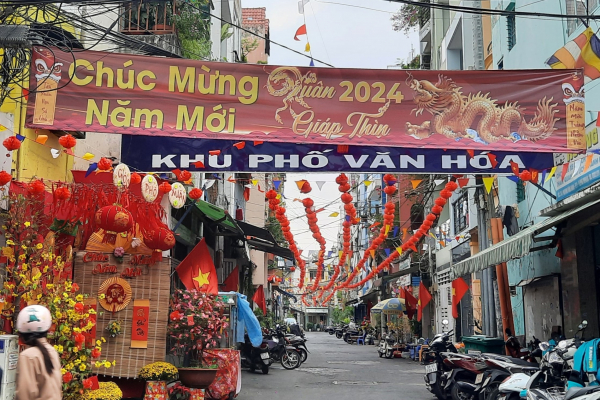 Hẻm nhỏ tại TP. Hồ Chí Minh trang hoàng rực rỡ đón Tết Giáp Thìn 2024 -0