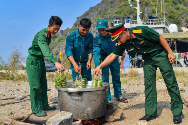 Hải đội Dân quân Kiên Giang trổ tài nấu bánh tét ăn Tết