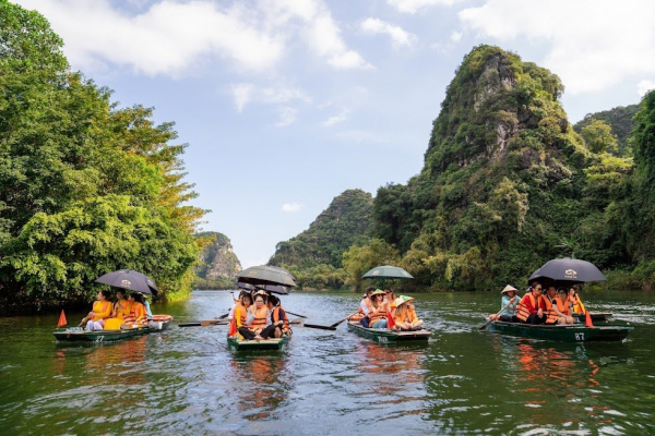 Lượng khách du lịch đến Ninh Bình tăng đột biến -0