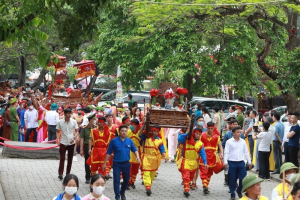 Đông đảo du khách tham dự Lễ hội truyền thống động Hoa Lư -0