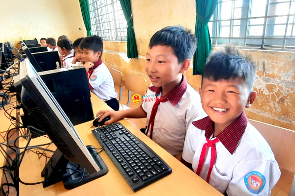 Đắk Nông: Học sinh vùng cao vỡ òa vui sướng khi lần đầu được tiếp xúc máy vi tính