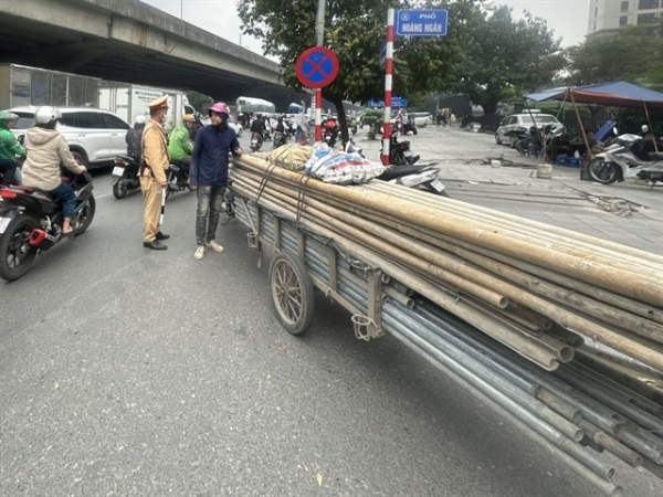 Hà Nội traffic police clamps down on overloaded, makeshift transport vehicles -0
