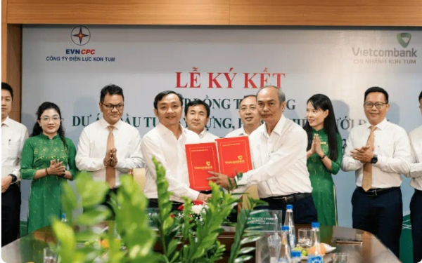 Vietcombank Kon Tum ký kết hợp đồng tín dụng với Công ty Điện lực Kon Tum -0