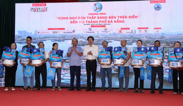 Chương trình “cùng ngư dân thắp sáng đèn trên biển” đến với bà con ngư dân Đà Nẵng -0
