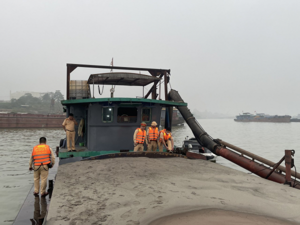 Tạm giữ tàu hút cát trái phép trên sông Hồng -0