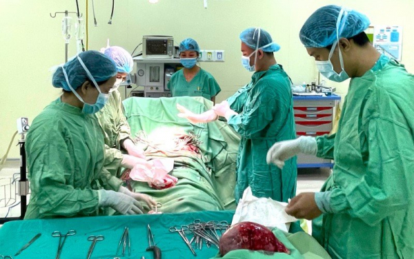 Phẫu thuật cắt khối u xơ tử cung nặng 2kg cho nữ bệnh nhân 54 tuổi -0