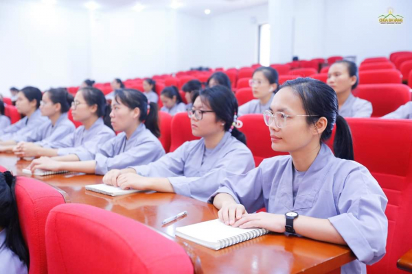 Quảng Ninh: Bồi dưỡng kiến thức giáo dục quốc phòng và an ninh cho hơn 200 chư Tăng, Phật tử TP. Uông Bí -0