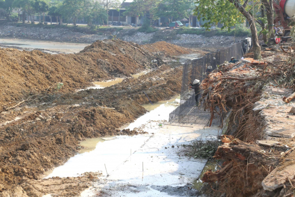 Xôn xao hình ảnh đổ bê tông “trộn lẫn với bùn” tại dự án hơn 70 tỷ ở Hà Tĩnh