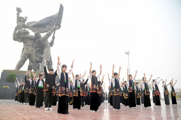 Công diễn dân vũ, điệu nhảy đường phố chào mừng Chiến thắng Điện Biên Phủ -0
