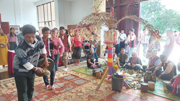Gìn giữ văn hóa dân gian dân tộc Bru-Vân Kiều trên dãy Trường Sơn  -0