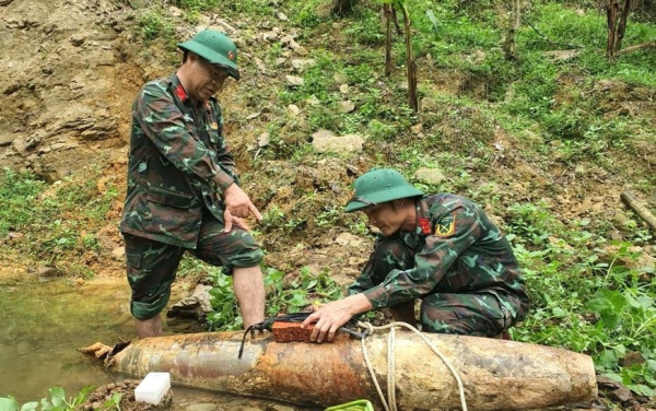 Nghệ An: Làm đường phát hiện bom khủng nặng hơn 200kg còn nguyên kíp nổ -0