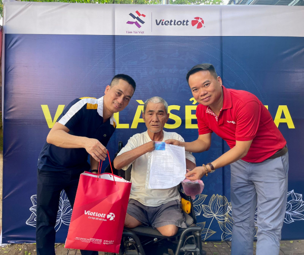 Quỹ Tâm Tài Việt và Vietlott tặng thẻ bảo hiểm sức khỏe cho người phân phối xổ số tự chọn -0