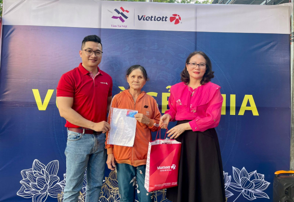 Quỹ Tâm Tài Việt và Vietlott tặng thẻ bảo hiểm sức khỏe cho người phân phối xổ số tự chọn
 -0