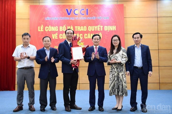 VCCI công bố và trao quyết định bổ nhiệm Tổng Biên tập Diễn đàn Doanh nghiệp -0