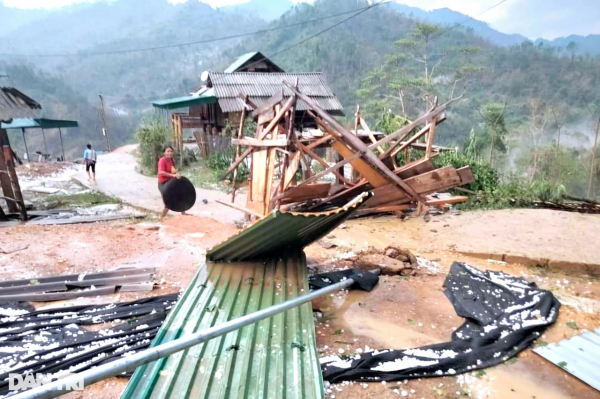 Nghệ An: Huyện biên giới Nghệ An thiệt hại nặng nề sau trận lốc xoáy kèm theo mưa đá -0
