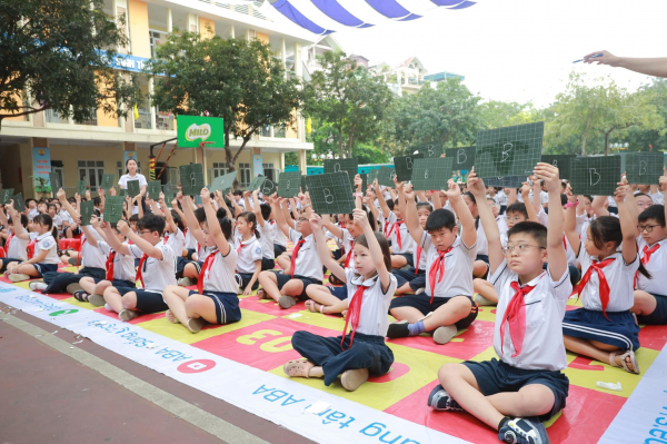Học sinh Hà Nội tổ chức nhiều hoạt động mừng 70 năm Chiến thắng điện biên -0