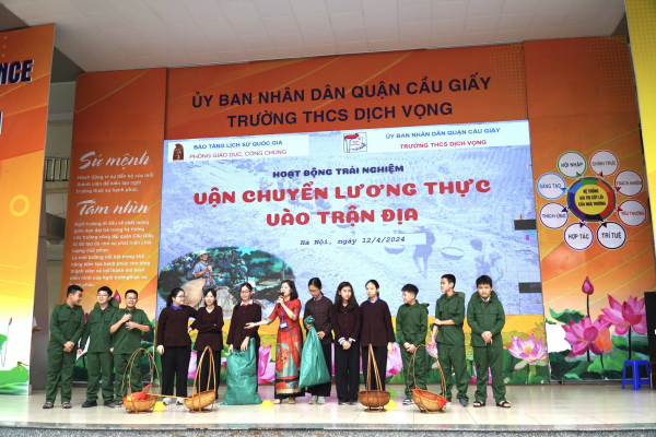 Học sinh Hà Nội tổ chức nhiều hoạt động mừng 70 năm Chiến thắng điện biên -0