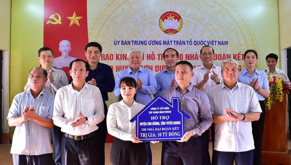 Chủ tịch Ủy ban Trung ương MTTQ Việt Nam Đỗ Văn Chiến trao hỗ trợ 200 nhà đại kết cho huyện Sơn Dương, Tuyên Quang -0