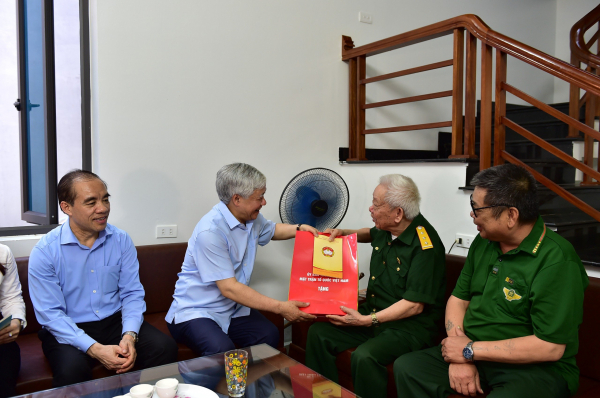 Chủ tịch Ủy ban Trung ương MTTQ Việt Nam Đỗ Văn Chiến trao hỗ trợ 200 nhà đại kết cho huyện Sơn Dương, Tuyên Quang -4