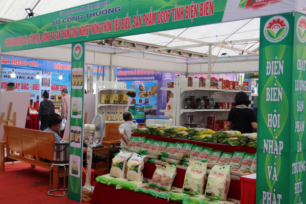 300 gian hàng tham gia Hội chợ Công thương khu vực Tây Bắc - Điện Biên năm 2024 -3