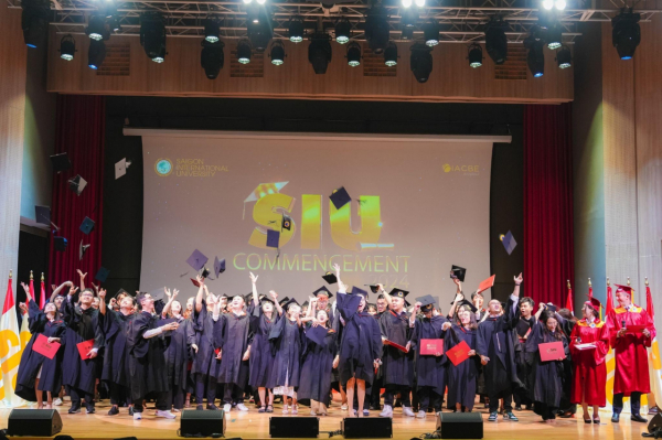 Đại học Quốc tế Sài Gòn trao bằng tốt nghiệp cho tân cử nhân, thạc sĩ -0