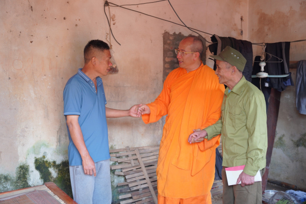 Chư Tăng chùa Ba Vàng ủng hộ 50 triệu đồng hỗ trợ xóa nhà dột nát tại xã Huyền Sơn, huyện Lục Nam, Bắc Giang -0