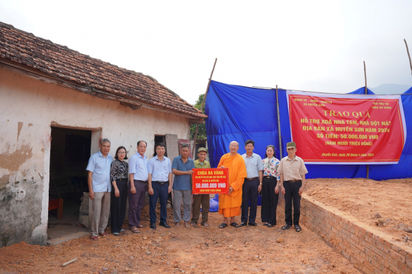 Chư Tăng chùa Ba Vàng ủng hộ 50 triệu đồng hỗ trợ xóa nhà dột nát tại xã Huyền Sơn, huyện Lục Nam, Bắc Giang -0