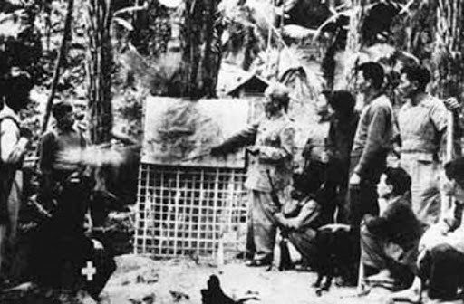 Bác Hồ và các chiến sĩ vệ quốc quân tại Sơn Dương (Tuyên Quang) những ngày toàn quốc kháng chiến. Ảnh: TL