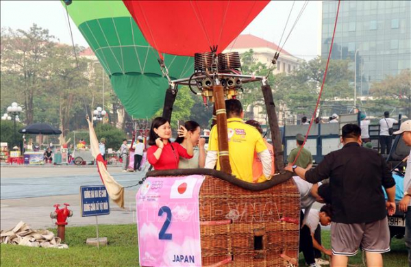 Lễ hội khinh khí cầu quốc tế Tuyên Quang thu hút hàng nghìn người tham gia -0