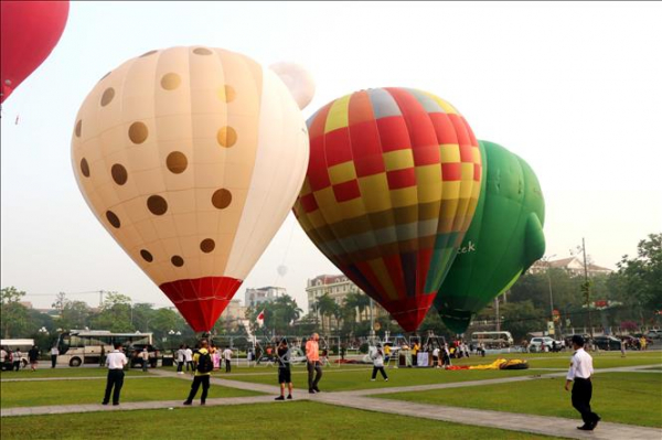 Lễ hội khinh khí cầu quốc tế Tuyên Quang thu hút hàng nghìn người tham gia -0