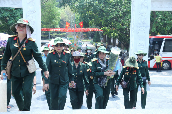 Hàng nghìn du khách dâng hương ở Di tích Ngã ba Đồng Lộc -0