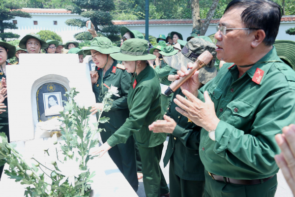 Hàng nghìn du khách dâng hương ở Di tích Ngã ba Đồng Lộc -1