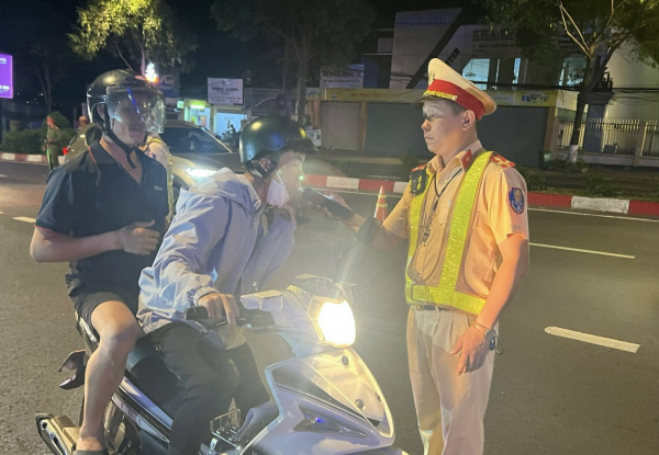 Cảnh sát giao thông Công an Đắk Nông “xuyên đêm, xuyên lễ” bảo đảm trật tự, an toàn giao thông -0