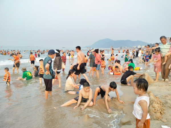 Bãi biển đông kín người dịp nghỉ lễ -1