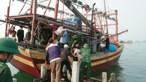 Quảng Bình: Khẩn trương tìm kiếm 11 ngư dân mất tích do lốc xoáy trên biển  -0