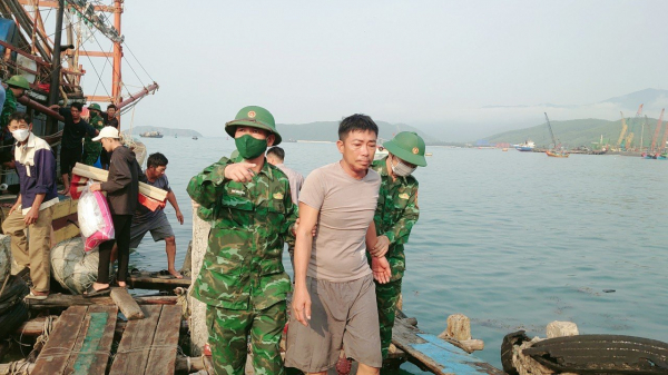 Vụ 4 tàu cá Quảng Bình gặp nạn: Một ngư dân được cứu sống sau 3 ngày trôi trên biển -0
