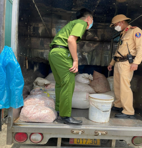 Hà Nội, Cảnh sát giao thông phát hiện, thu giữ gần 2 tấn thực phẩm bẩn trên đường đi tiêu thụ -0