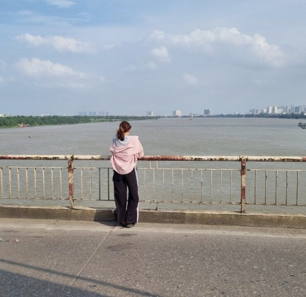 cảnh sát giao thông Hà Nội kịp thời cứu một người phụ nữ định nhảy cầu Chương Dương -0