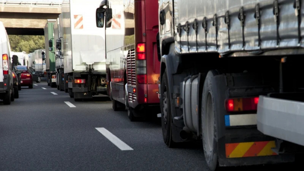Các nước EU thông qua luật cắt giảm lượng khí thải CO2 của xe tải -0