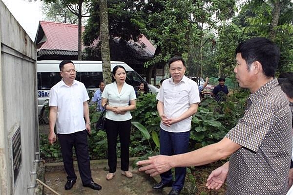 Ban Dân tộc HĐND tỉnh khảo sát công trình nước sinh hoạt tập trung thôn Cả, xã Ban Công. Ảnh Ngọc Hải