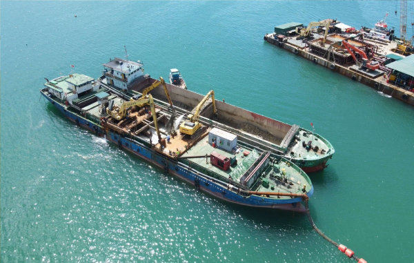 Chủ tịch tỉnh yêu cầu làm rõ vụ tàu “khủng” bơm hút vật liệu nạo vét trái phép trên vùng biển Hà Tĩnh -0