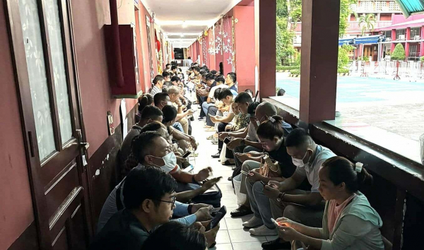 TP. Hồ Chí Minh: Phụ huynh xếp hàng chờ mua hồ sơ lớp 1   -0
