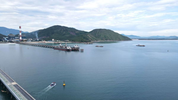 Loạt phương tiện tàu, sà lan bị loại khỏi dự án nạo vét đáy biển ở Hà Tĩnh -0