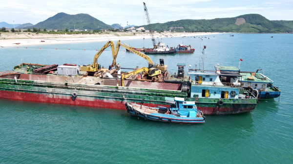 Loạt phương tiện tàu, sà lan bị loại khỏi dự án nạo vét đáy biển ở Hà Tĩnh -0