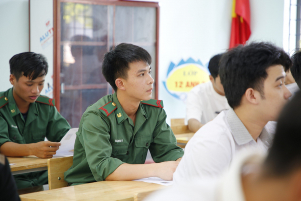 Quảng Bình: Chiến sĩ nghĩa vụ vừa huấn luyện, vừa thâu đêm ôn tốt nghiệp THPT 2024 -0