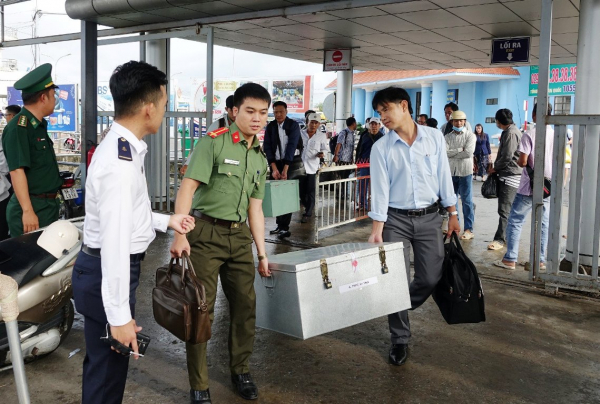 Kiên Giang: Vận chuyển đề thi bằng tàu cao tốc ra Phú Quốc an toàn