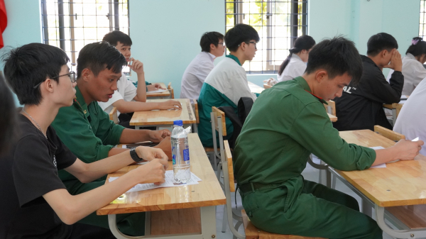 Quảng Bình: Chiến sĩ nghĩa vụ vừa huấn luyện, vừa thâu đêm ôn thi tốt nghiệp THPT 2024 -0