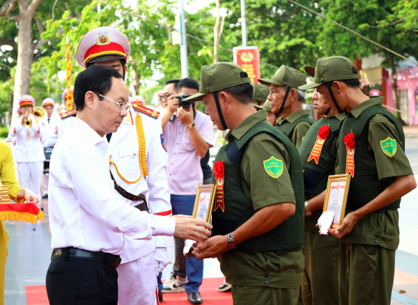 Cần Thơ- Hậu Giang ra mắt Lực lượng tham gia bảo vệ a ninh trật tự ở cơ sở. -0